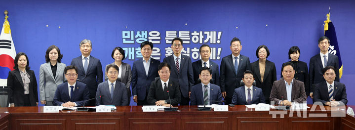 [서울=뉴시스] 고범준 기자 = 김정호 기후에너지환경노동위원회 위원장, 김영훈 고용노동부 장관 등 참석자들이 29일 서울 여의도 국회 의원회관에서 열린 고용노동부-기후에너지환경노동위원회 당정협의회에서 기념촬영을 하고 있다. 2026.10.29. bjko@newsis.com