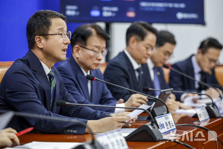 [서울=뉴시스] 정병혁 기자 = 한병도 더불어민주당 원내대표가 29일 서울 여의도 국회에서 열린 정책조정회의에서 발언하고 있다. 2026.10.29. jhope@newsis.com