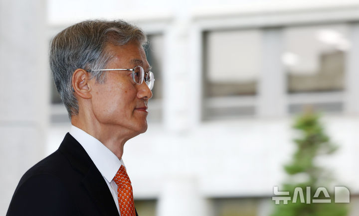 [서울=뉴시스] 전신 기자 = 조희대 대법원장이 29일 서울 서초구 대법원으로 출근하고 있다. 2026.10.29. photo1006@newsis.com