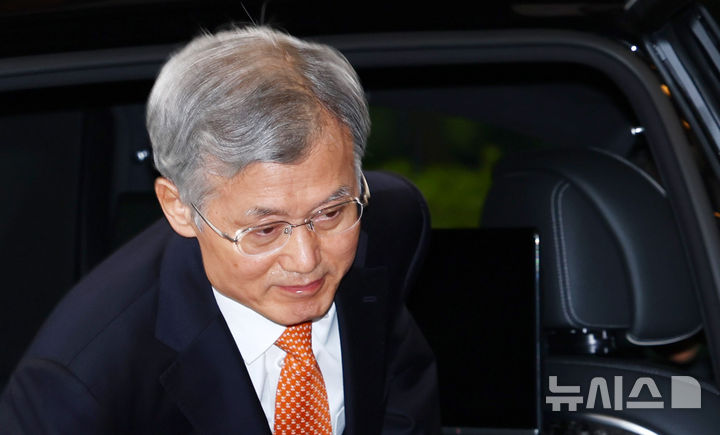 [서울=뉴시스] 전신 기자 = 조희대 대법원장이 29일 서울 서초구 대법원으로 출근하고 있다. 2026.10.29. photo1006@newsis.com