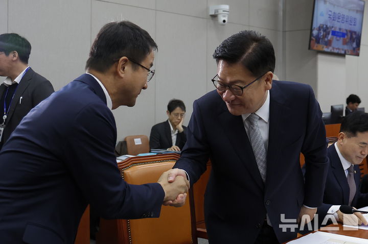 [서울=뉴시스] 정병혁 기자 = 한병도 운영위원장과 정점식 국민의힘 원내대표가 29일 서울 여의도 국회 운영위원회에서 열린 국정감사에서 악수를 하고 있다. 2026.10.29. jhope@newsis.com