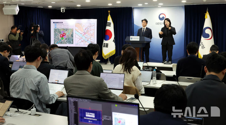 [서울=뉴시스] 박영태 기자 = 홍지선 국토교통부 장관이 29일 오전 서울 종로구 정부서울청사에서 주택 신속공급 방안 후속의 신규 공공택지 추진계획을 발표하고 있다. 2026.10.29. since1999@newsis.com