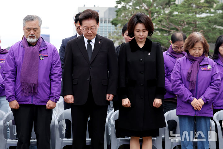 [서울=뉴시스] 조성봉 기자 = 이재명 대통령과 김혜경 여사가 29일 서울 종로구 광화문 광장에서 열린 10·29 이태원 참사 4주기 기억식에서 묵념을 하고 있다. 2026.10.29. suncho21@newsis.com