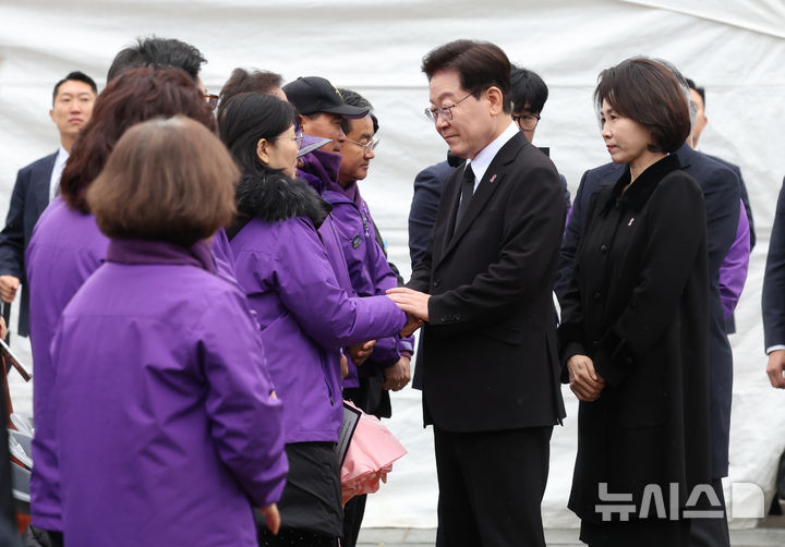 [서울=뉴시스] 조성봉 기자 = 이재명 대통령과 김혜경 여사가 29일 서울 종로구 광화문 광장에서 열린 10·29 이태원 참사 4주기 기억식에 입장하며 유가족과 인사하고 있다. 2026.10.29. suncho21@newsis.com