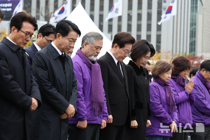 [서울=뉴시스] 조성봉 기자 = 이재명 대통령과 김혜경 여사가 29일 서울 종로구 광화문 광장에서 열린 10·29 이태원 참사 4주기 기억식에서 묵념을 하고 있다. 2026.10.29. suncho21@newsis.com
