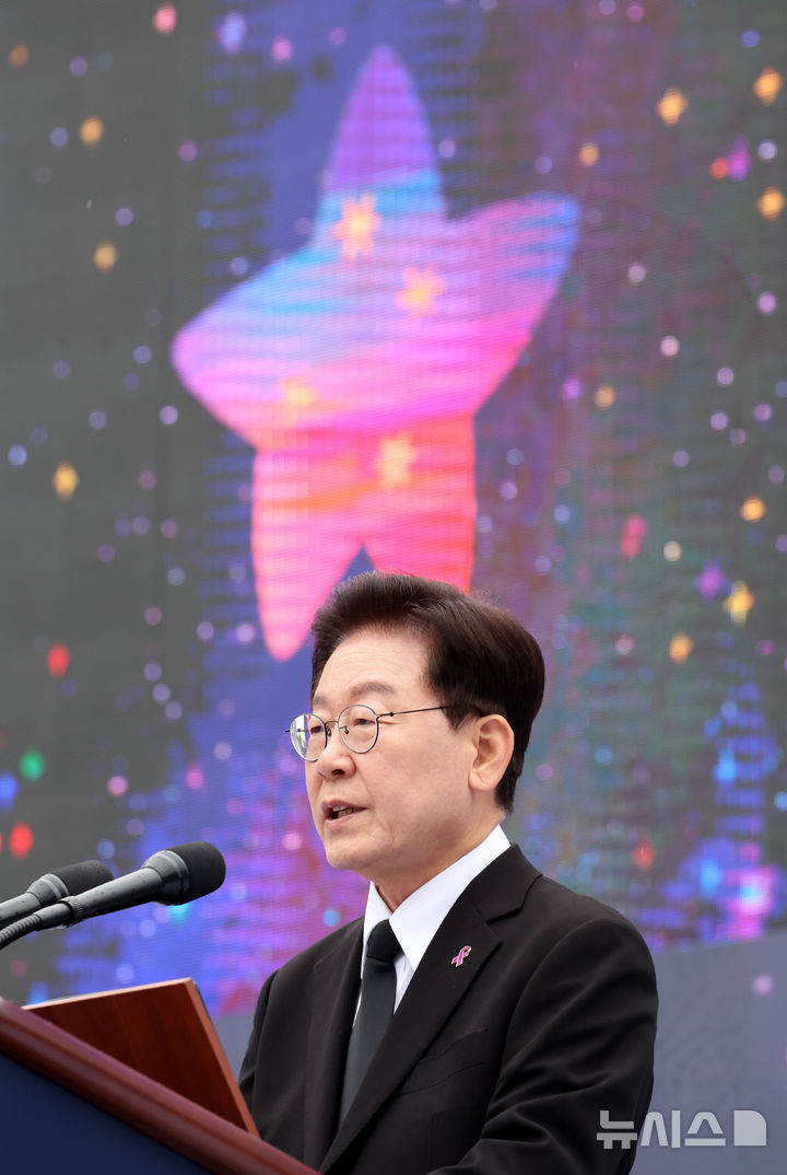 [서울=뉴시스] 조성봉 기자 = 이재명 대통령이 29일 서울 종로구 광화문 광장에서 열린 10·29 이태원 참사 4주기 기억식에서 추모사를 하고 있다. 2026.10.29. suncho21@newsis.com