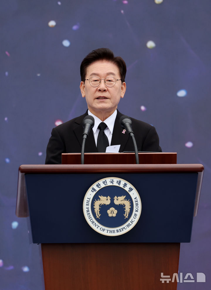 [서울=뉴시스] 조성봉 기자 = 이재명 대통령이 29일 서울 종로구 광화문 광장에서 열린 10·29 이태원 참사 4주기 기억식에서 추모사를 하고 있다. 2026.10.29. suncho21@newsis.com