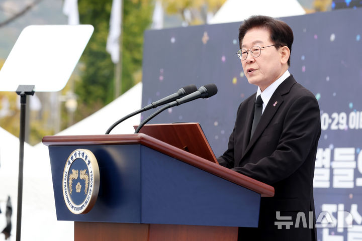 [서울=뉴시스] 조성봉 기자 = 이재명 대통령이 29일 서울 종로구 광화문 광장에서 열린 10·29 이태원 참사 4주기 기억식에서 추모사를 하고 있다. 2026.10.29. suncho21@newsis.com