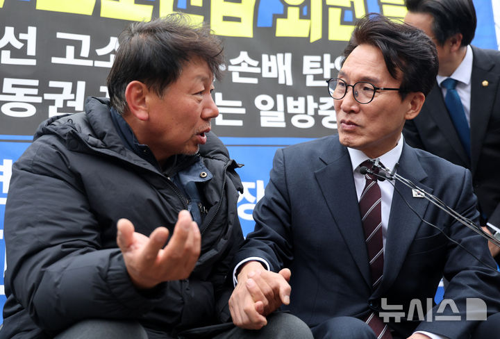[서울=뉴시스] 고범준 기자 = 김민석 더불어민주당 대표가 29일 서울 여의도 국회 앞에서 단식농성 중인 김준영 한국노총 전국금속노동조합연맹(금속노련) 위원장을 찾아 대화하고 있다. 2026.10.29. bjko@newsis.com