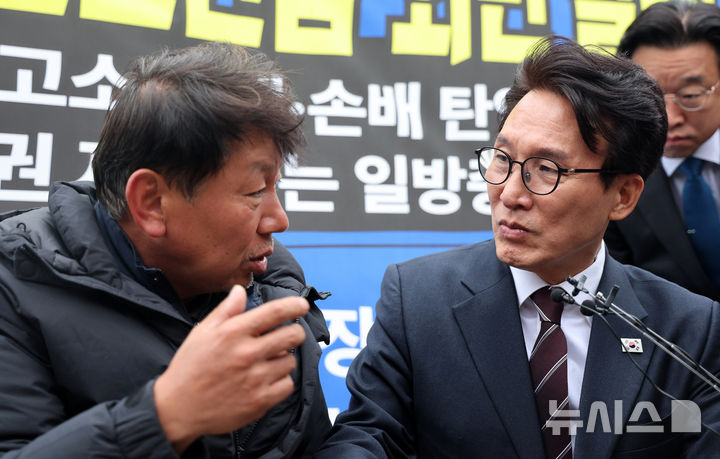 [서울=뉴시스] 고범준 기자 = 김민석 더불어민주당 대표가 29일 서울 여의도 국회 앞에서 단식농성 중인 김준영 한국노총 전국금속노동조합연맹(금속노련) 위원장을 찾아 대화하고 있다. 2026.10.29. bjko@newsis.com