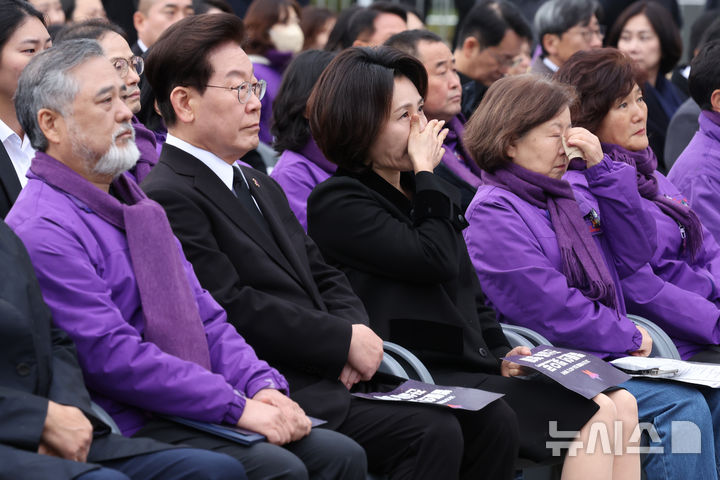 [서울=뉴시스] 조성봉 기자 = 김혜경 여사가 29일 서울 종로구 광화문 광장에서 열린 10·29 이태원 참사 4주기 기억식에서 추모영상을 보며 유가족과 눈물을 흘리고 있다. 2026.10.29. suncho21@newsis.com