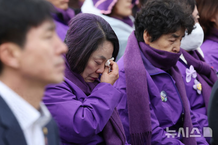 [서울=뉴시스] 조성봉 기자 = 29일 서울 종로구 광화문 광장에서 이재명 대통령과 김혜경 여사가 참석한 가운데 열린 10·29 이태원 참사 4주기 기억식에서 유가족이 눈물을 흘리고 있다. 2026.10.29. suncho21@newsis.com