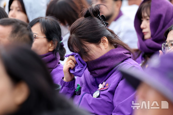 [서울=뉴시스] 조성봉 기자 = 29일 서울 종로구 광화문 광장에서 이재명 대통령과 김혜경 여사가 참석한 가운데 열린 10·29 이태원 참사 4주기 기억식에서 유가족이 눈물을 흘리고 있다. 2026.10.29. suncho21@newsis.com
