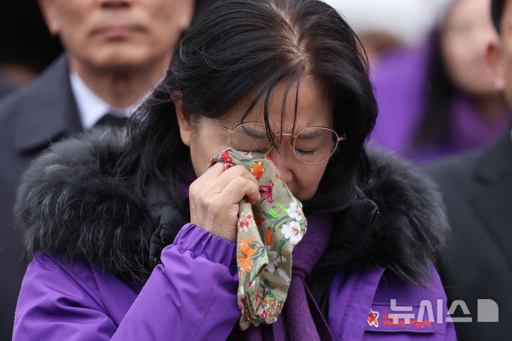 [서울=뉴시스] 조성봉 기자 = 29일 서울 종로구 광화문 광장에서 이재명 대통령과 김혜경 여사가 참석한 가운데 열린 10·29 이태원 참사 4주기 기억식에서 유가족이 눈물을 흘리고 있다. 2026.10.29. suncho21@newsis.com