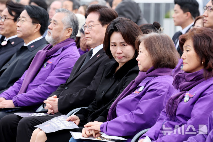 [서울=뉴시스] 조성봉 기자 = 29일 서울 종로구 광화문 광장에서 이재명 대통령과 김혜경 여사가 참석한 가운데 열린 10·29 이태원 참사 4주기 기억식에서 김혜경 여사가 유가족의 손을 잡고 위로하고 있다. 2026.10.29. suncho21@newsis.com
