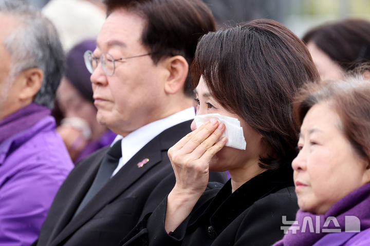 [서울=뉴시스] 조성봉 기자 = 29일 서울 종로구 광화문 광장에서 이재명 대통령과 김혜경 여사가 참석한 가운데 열린 10·29 이태원 참사 4주기 기억식에서 김혜경 여사가 눈물을 흘리고 있다. 2026.10.29. suncho21@newsis.com