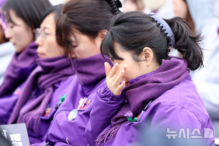 [서울=뉴시스] 조성봉 기자 = 29일 서울 종로구 광화문 광장에서 이재명 대통령과 김혜경 여사가 참석한 가운데 열린 10·29 이태원 참사 4주기 기억식에서 유가족이 눈물을 흘리고 있다. 2026.10.29. suncho21@newsis.com
