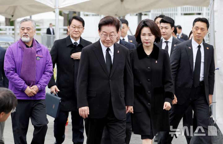 [서울=뉴시스] 조성봉 기자 = 이재명 대통령과 김혜경 여사가 29일 서울 종로구 광화문 광장에서 열린 10·29 이태원 참사 4주기 기억식에 입장하고 있다. 2026.10.29. suncho21@newsis.com