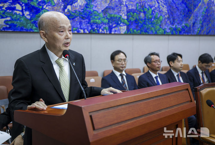 [서울=뉴시스] 정병혁 기자 = 안창호 국가인권위원장이 29일 서울 여의도 국회 운영위원회에서 열린 국가인권위원회에 대한 국정감사에서 선서를 하고 있다. 2026.10.29. jhope@newsis.com