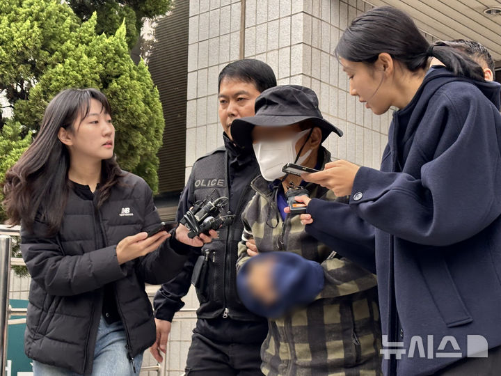 [서울=뉴시스] 신항섭 기자 = 서울 구로구 주택가 골목에 미라화가 된 시신을 유기한 혐의를 받는 80대 남성 김모 씨가 29일 서울 양천구 서울남부지방법원에서 구속 전 피의자 심문(영장실질심사)을 마친 뒤 나오고 있다. 2026.10.29. hangseob@newsis.com