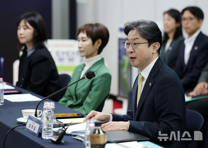 [서울=뉴시스] 김명년 기자 = 이억원 금융위원장이 29일 오전 서울 영등포구 신용회복위원회에서 열린 '채무상담번호 1375 개통식'에서 축사를 하고 있다. 2026.10.29. kmn@newsis.com