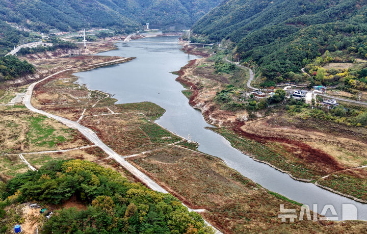 [영천=뉴시스] 이무열 기자 = 심한 가뭄 단계를 기록 중인 29일 경북 영천시 보현산댐의 저수율이 17.1%까지 떨어지며 평소 물속에 잠겨 있던 댐 바닥의 토사가 훤히 드러나 있다.최근 6개월간 대구·경북 누적 강수량은 평년의 67.2%에 그쳤으며, 영천은 평년의 절반 이하(48.0%)를 기록했다. 2026.10.29. lmy@newsis.com