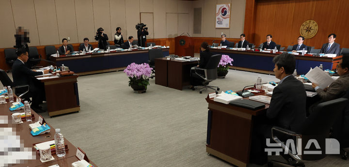 [서울=뉴시스] 국회사진기자단 = 이종석 국가정보원장이 29일 서울 국가정보원 청사에서 열린 국회 정보위원회 국가정보원에 대한 국정감사에 출석해 있다. 2026.10.29. photo@newsis.com