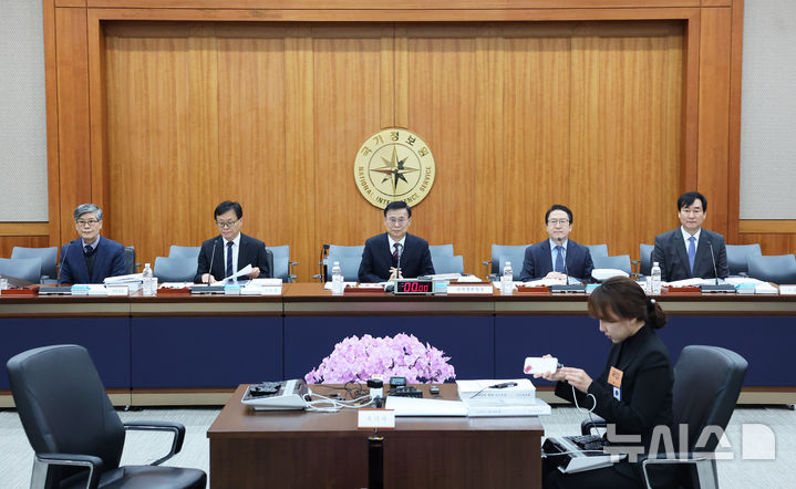 [서울=뉴시스] 국회사진기자단 = 국가정보원 김희수 기획조정실장(왼쪽부터), 이동수 제1차장, 이종석 원장, 김호홍 제2차장, 김창섭 제3차장이 29일 서울 국가정보원 청사에서 열린 국회 정보위원회 국가정보원에 대한 국정감사에 출석해 있다. 2026.10.29. photo@newsis.com