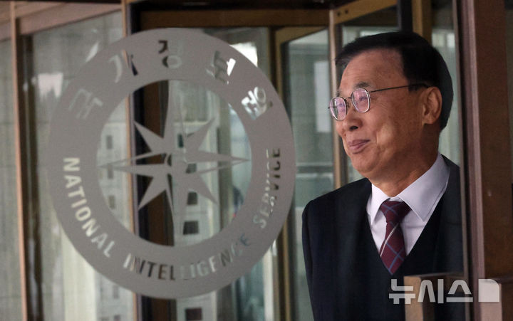 [서울=뉴시스] 국회사진기자단 = 이종석 국정원장이 29일 오전 국가정보원 청사에서 열린 국회 정보위의 국정원에 대한 국정감사에 앞서 현관에서 감사위원들을 기다리며 생각에 잠겨 있다. 2026.10.29. photo@newsis.com