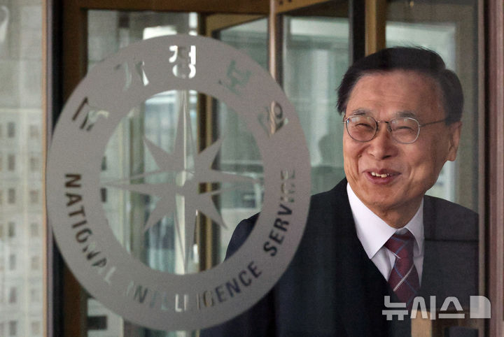 [서울=뉴시스] 국회사진기자단 = 이종석 국정원장이 29일 오전 국가정보원 청사에서 열린 국회 정보위의 국정원에 대한 국정감사에 앞서 현관에서 감사위원들을 기다리며 생각에 잠겨 있다. 2026.10.29. photo@newsis.com