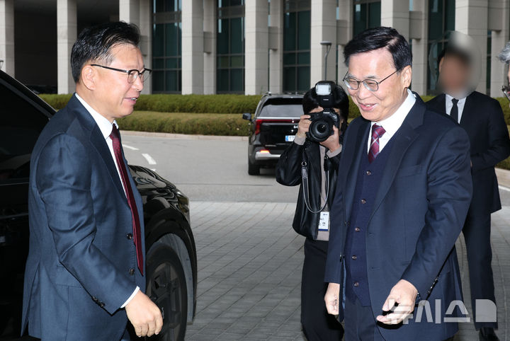 [서울=뉴시스] 국회사진기자단 = 이종석(오른쪽) 국정원장이 29일 오전 국가정보원 청사에서 열린 국회 정보위의 국정원에 대한 국정감사에 앞서 현관에서 이양수 국회 정보위원장을 맞이하고 있다. 2026.10.29. photo@newsis.com