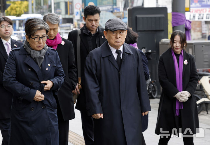 [서울=뉴시스] 김혜진 기자 = 송두환 10.29 이태원참사 특별조사위원회 위원장이 29일 서울 용산구 이태원역 1번 출구 앞 '10.29 기억과 안전의 길'을 찾아 특조위원들과 함께 현장을 살펴보고 있다. 2026.10.29. jini@newsis.com