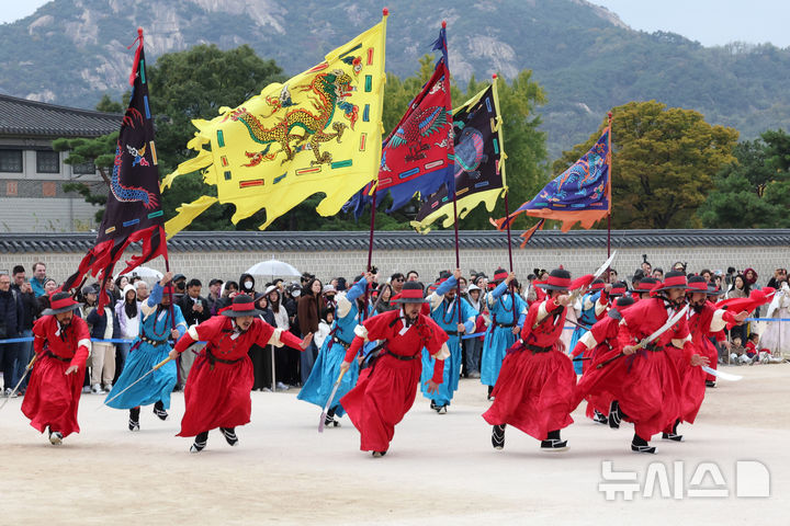 [서울=뉴시스] 박진희 기자 = 국가유산청 궁능유적본부와 국가유산진흥원 29일 서울 종로구 경복궁 흥례문 광장에서 '궁궐 호위군 사열의식 첩종(疊鐘)' 행사를 진행하고 있다.&nbsp; 이번 ‘첩종’ 행사는 조선시대 왕이 비상사태를 대비하여 직접 호위군의 진법(陣法)과 무예 살피는 궁궐 호위군 사열의식으로 '경국대전'과 '국조오례의'에 기록되어 있는 '첩종(疊鐘)'과 ‘대열의(大閱儀)’ 토대로 재현했다. 2026.10.29. pak7130@newsis.com
