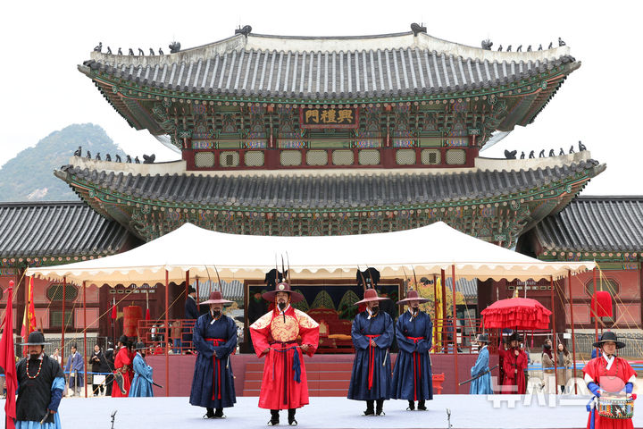 [서울=뉴시스] 박진희 기자 = 국가유산청 궁능유적본부와 국가유산진흥원 29일 서울 종로구 경복궁 흥례문 광장에서 '궁궐 호위군 사열의식 첩종(疊鐘)' 행사를 진행하고 있다.&nbsp; 이번 ‘첩종’ 행사는 조선시대 왕이 비상사태를 대비하여 직접 호위군의 진법(陣法)과 무예 살피는 궁궐 호위군 사열의식으로 '경국대전'과 '국조오례의'에 기록되어 있는 '첩종(疊鐘)'과 ‘대열의(大閱儀)’ 토대로 재현했다. 2026.10.29. pak7130@newsis.com