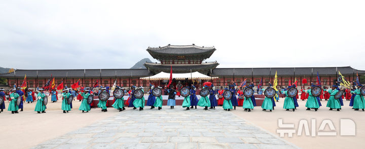 [서울=뉴시스] 박진희 기자 = 국가유산청 궁능유적본부와 국가유산진흥원 29일 서울 종로구 경복궁 흥례문 광장에서 '궁궐 호위군 사열의식 첩종(疊鐘)' 행사를 진행하고 있다.&nbsp; 이번 ‘첩종’ 행사는 조선시대 왕이 비상사태를 대비하여 직접 호위군의 진법(陣法)과 무예 살피는 궁궐 호위군 사열의식으로 '경국대전'과 '국조오례의'에 기록되어 있는 '첩종(疊鐘)'과 ‘대열의(大閱儀)’ 토대로 재현했다. 2026.10.29. pak7130@newsis.com