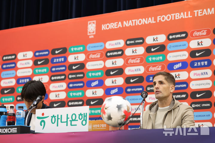 [천안=뉴시스] 황준선 기자 = 로베르트 모레노 대한민국 축구대표팀 임시 감독이 29일 오후 충남 천안시 코리아풋볼파크에서 11월 A매치 축구국가대표팀 명단 발표 기자회견에서 발언하고 있다. 2026.10.29. hwang@newsis.com