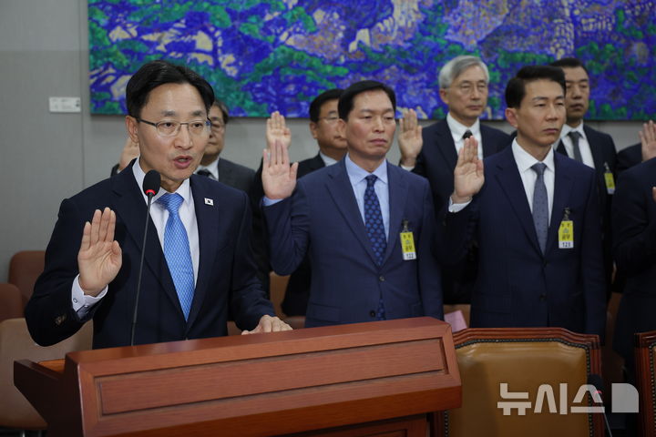 [서울=뉴시스] 정병혁 기자 = 임광현 대통령비서실장이 29일 서울 여의도 국회에서 열린 운영위원회의 대통령비서실 등에 대한 국정감사에서 증인선서를 하고 있다. 2026.10.29. jhope@newsis.com