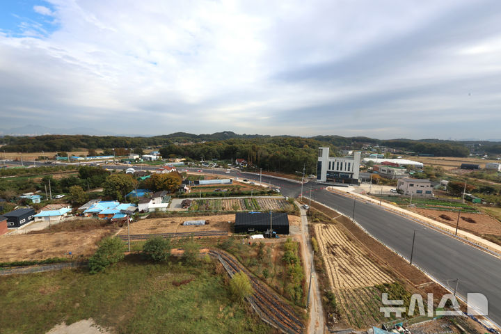 [김포=뉴시스] 전진환 기자 = 국토교통부가 29일 주택 신속 공급방안(8.13대책)의 후속조치로 수도권(경기도 김포시, 구리시, 하남시, 의정부시, 고양시) 신규택지 후보지 7.67만호를 발표했다. 사진은 이날 후보지 중 한 곳인 김포 아라지구 일대. 2026.10.29. amin2@newsis.com