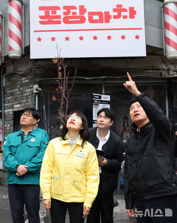 [서울=뉴시스] 박주성 기자 = 오세훈 서울시장이 29일 오후 서울 홍대 관광특구를 방문해 유동균 마포구청장, 오경희 마포구부구청장 등과 함께 핼러윈 대비 현장점검을 하고 있다. 2026.10.29. park7691@newsis.com