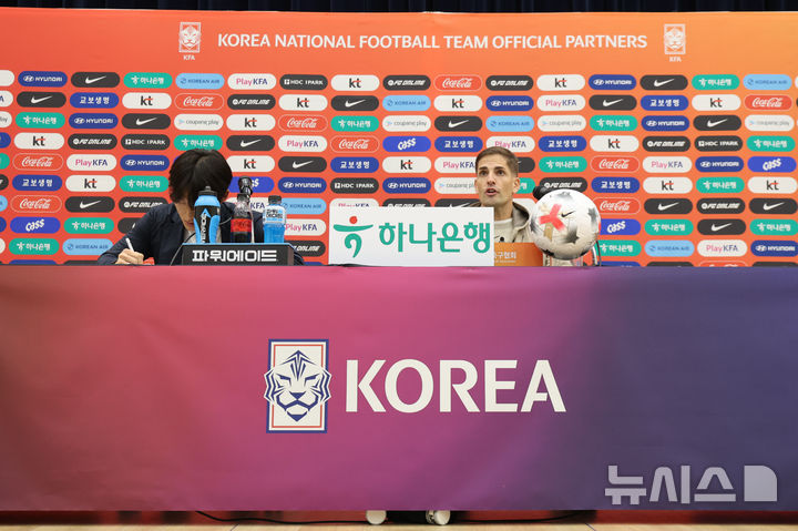 [천안=뉴시스] 황준선 기자 = 로베르트 모레노 대한민국 축구대표팀 임시 감독이 29일 오후 충남 천안시 코리아풋볼파크에서 11월 A매치 축구국가대표팀 명단 발표 기자회견에서 발언하고 있다. 2026.10.29. hwang@newsis.com