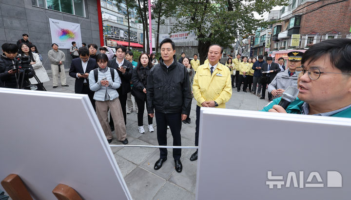 [서울=뉴시스] 박주성 기자 = 오세훈 서울시장이 29일 오후 서울 홍대 관광특구를 방문해 유동균 마포구청장, 오경희 마포구부구청장 등과 함께 핼러윈 대비 현장점검 전 보고를 받고 있다. (공동취재). 2026.10.29. photo@newsis.com