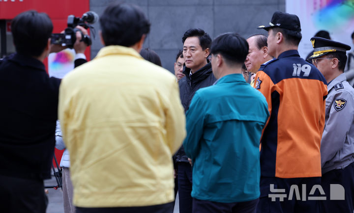 [서울=뉴시스] 박주성 기자 = 오세훈 서울시장이 29일 오후 서울 홍대 관광특구를 방문해 유동균 마포구청장, 오경희 마포구부구청장 등과 함께 핼러윈 대비 현장점검 전 보고를 받고 있다. (공동취재). 2026.10.29. photo@newsis.com