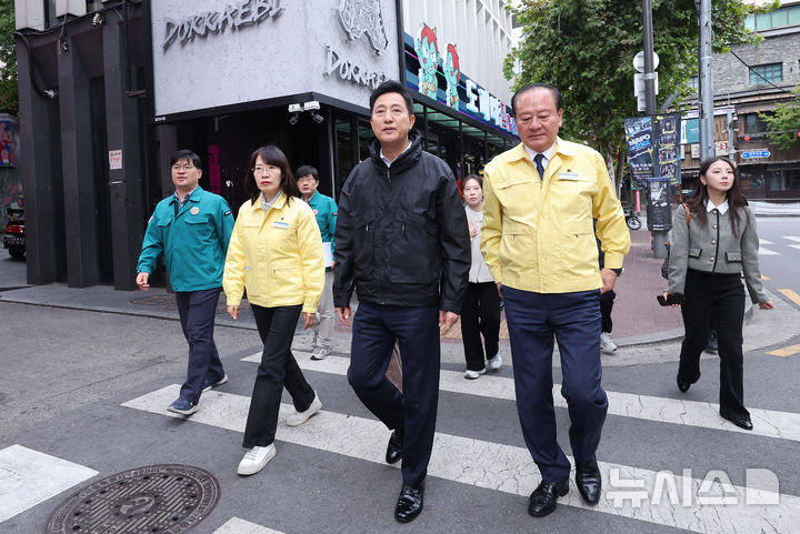 [서울=뉴시스] 박주성 기자 = 오세훈 서울시장이 29일 오후 서울 홍대 관광특구를 방문해 유동균 마포구청장, 오경희 마포구부구청장 등과 함께 핼러윈 대비 현장점검을 하고 있다. (공동취재). 2026.10.29. photo@newsis.com