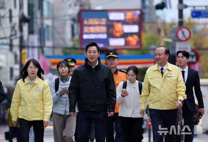 [서울=뉴시스] 박주성 기자 = 오세훈 서울시장이 29일 오후 서울 홍대 관광특구를 방문해 유동균 마포구청장, 오경희 마포구부구청장 등과 함께 핼러윈 대비 현장점검을 하고 있다. (공동취재). 2026.10.29. photo@newsis.com