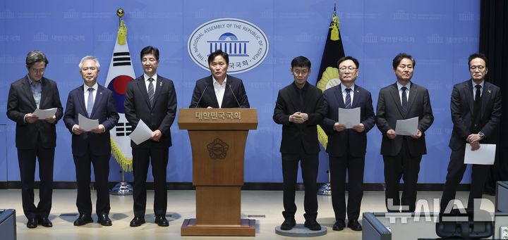[서울=뉴시스] 최진석 기자 = 국회 행정안전위원회 위원장인 김영진 의원을 비롯한 행안위 소속 더불어민주당 의원들이 29일 여의도 국회 소통관에서 올림픽공원 투표소 공개검증 관련 기자회견을 하고 있다. 2026.10.29. myjs@newsis.com