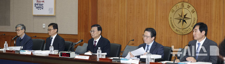 [서울=뉴시스] 국회사진기자단 = 이종석(가운데) 국정원장을 비롯한 기관증인들이 29일 오전 국가정보원 청사에서 열린 국회 정보위의 국정원에 대한 국정감사에서 의원들의 질의를 듣고 있다. 왼쪽부터 김희수기조실장, 이동수1차장, 이원장, 김호홍2차장, 김창섭3차장. 2026.10.29. photo@newsis.com