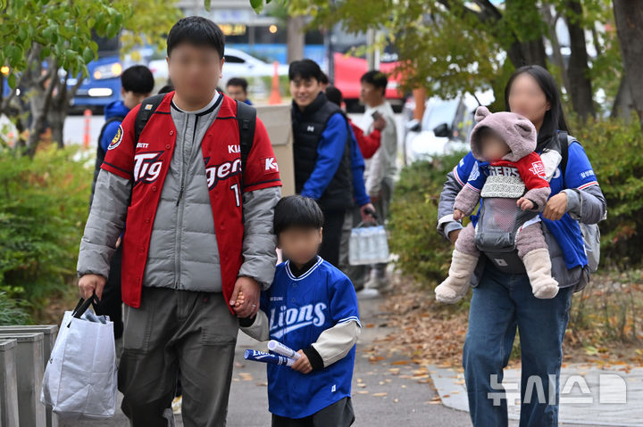 [전남광주=뉴시스] 이영주 기자 = 29일 오후 전남광주 북구 광주-기아챔피언스필드 앞에서 야구 팬들이 KBO 플레이오프 3차전 삼성라이온즈 대 KIA타이거즈의 경기 관람을 앞두고 모여들고 있다. 2026.10.29. leeyj2578@newsis.com