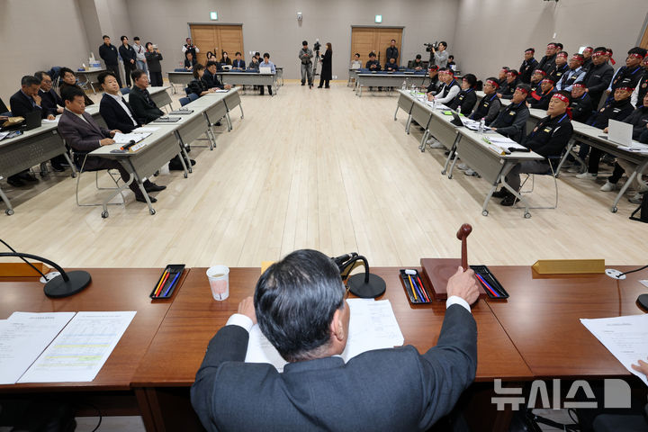 [수원=뉴시스] 김종택 기자 = 29일 경기도 수원시 영통구 경기지방노동위원회에서 경기도 버스 노사 최종 조정회의가 열리고 있다. 노조는 이날 조정회의가 결렬되면 30일 첫차부터 전면 파업에 돌입한다. 2026.10.29. jtk@newsis.com