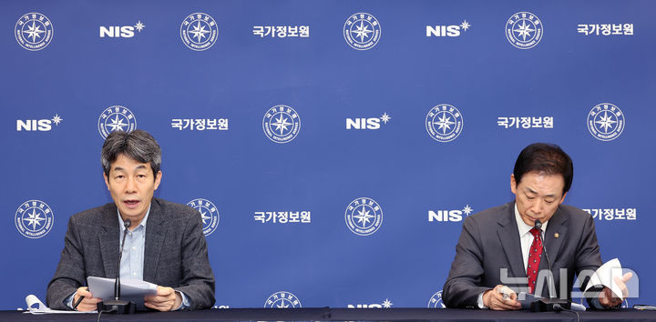 [서울=뉴시스] 국회사진기자단 = 국회 정보위원회 여야 간사인 윤건영(왼쪽) 더불어민주당 의원과 유영하 국민의힘 의원이 29일 서울 국가정보원 청사에서 열린 국회 정보위원회의 국가정보원에 대한 국정감사가 정회된 뒤 브리핑하고 있다. 2026.10.29. photo@newsis.com