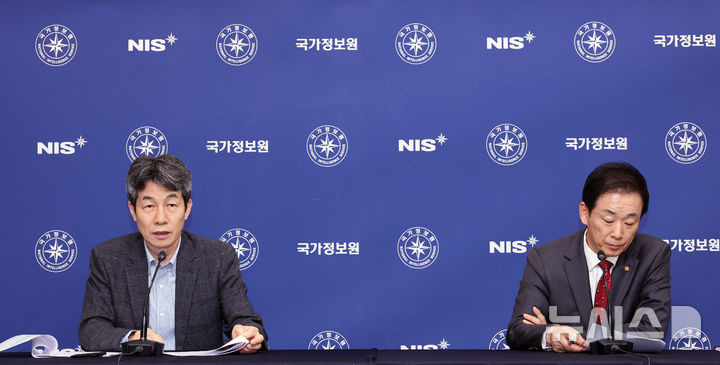 [서울=뉴시스] 국회사진기자단 = 국회 정보위원회 여야 간사인 윤건영(왼쪽) 더불어민주당 의원과 유영하 국민의힘 의원이 29일 서울 국가정보원 청사에서 열린 국회 정보위원회의 국가정보원에 대한 국정감사가 정회된 뒤 브리핑하고 있다. 2026.10.29. photo@newsis.com